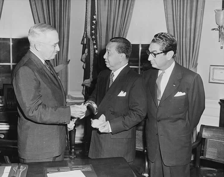Philippine President Elpidio Quirino (center) pays an Oval Office visit to US President Harry Truman (left). Philippine Ambassador to the US, Joaqun Miguel Elizalde stands behind Quirino. Photo: Truman Library