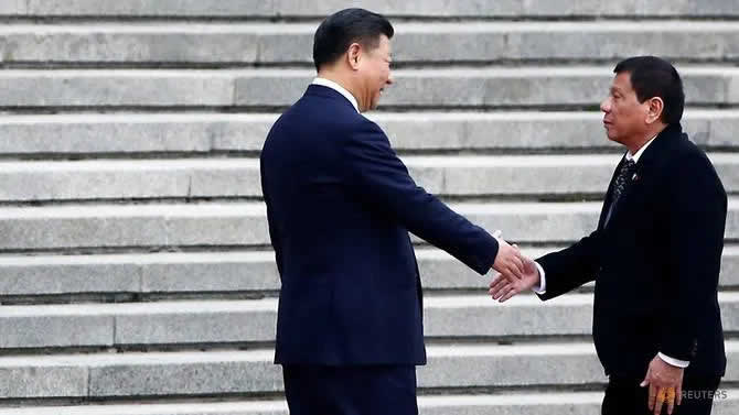 Chinese President Xi Jinping (L) and Philippine President Rodrigo Duterte in Beijing, China